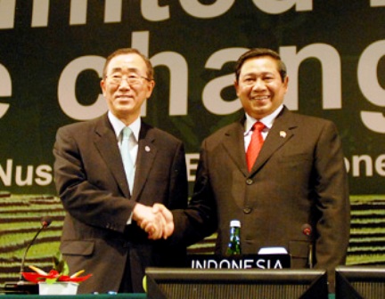 潘基文国連事務総長（左）と握手するインドネシアのユドヨノ大統領（右）