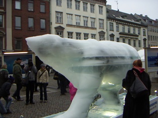 実物大の氷の熊、温暖化でとけてしまう？